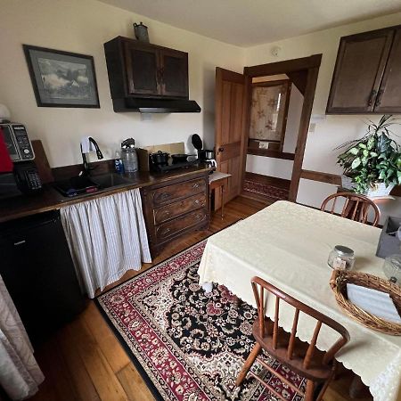 Upstairs Historic 1 Bedroom 1 Bath Suite With Mini-Kitchen, Porch & River Views Elkins Extérieur photo