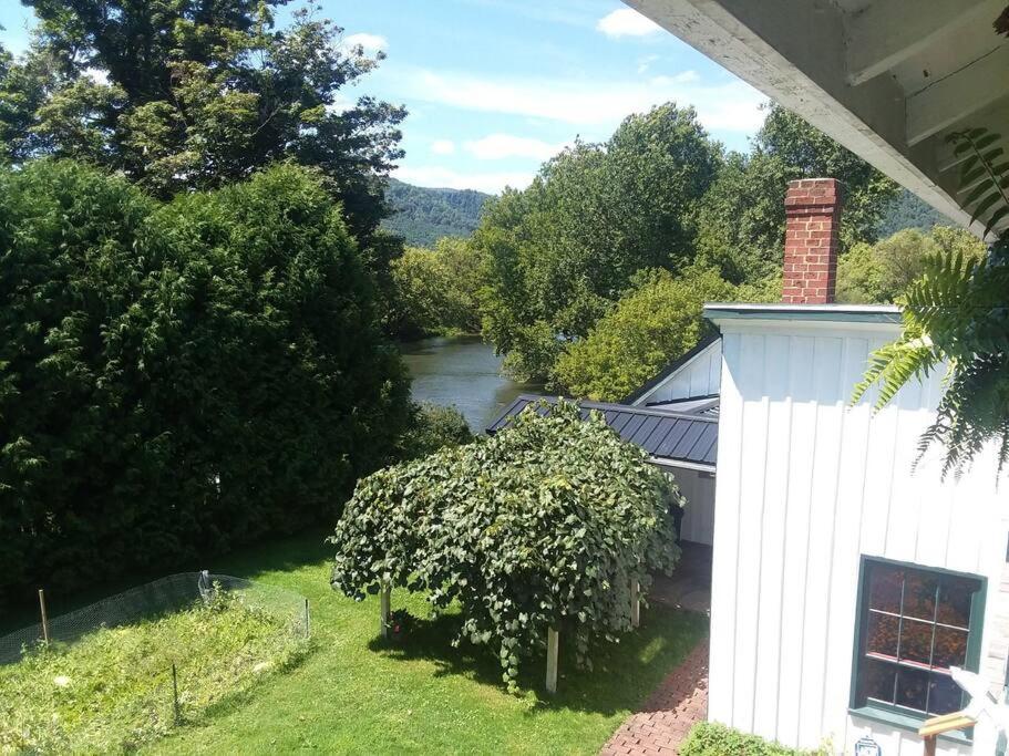 Upstairs Historic 1 Bedroom 1 Bath Suite With Mini-Kitchen, Porch & River Views Elkins Extérieur photo