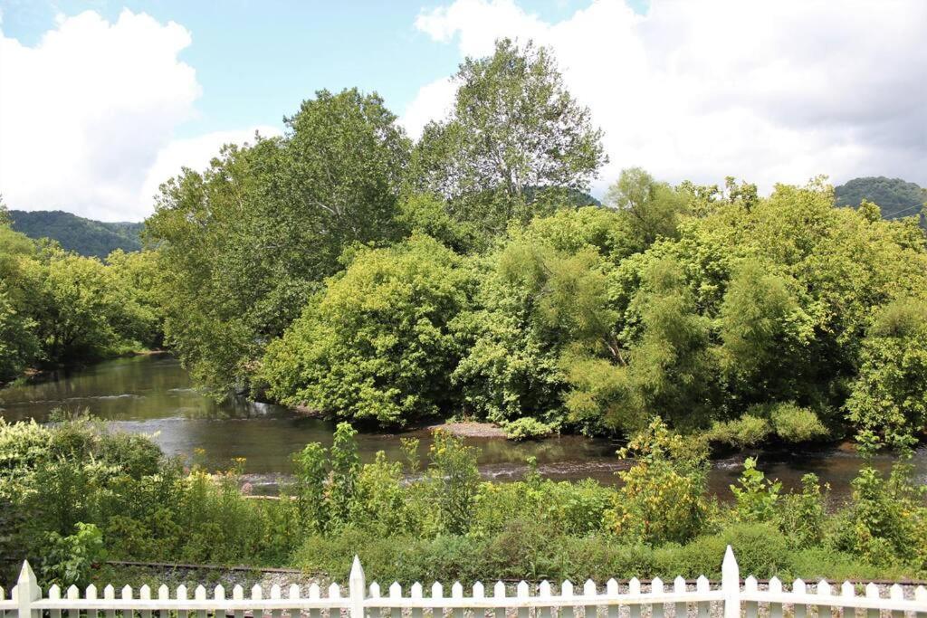 Upstairs Historic 1 Bedroom 1 Bath Suite With Mini-Kitchen, Porch & River Views Elkins Extérieur photo