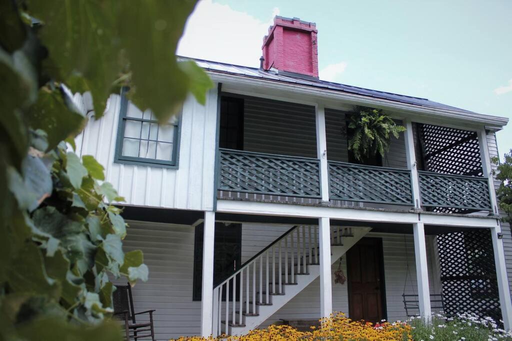 Upstairs Historic 1 Bedroom 1 Bath Suite With Mini-Kitchen, Porch & River Views Elkins Extérieur photo