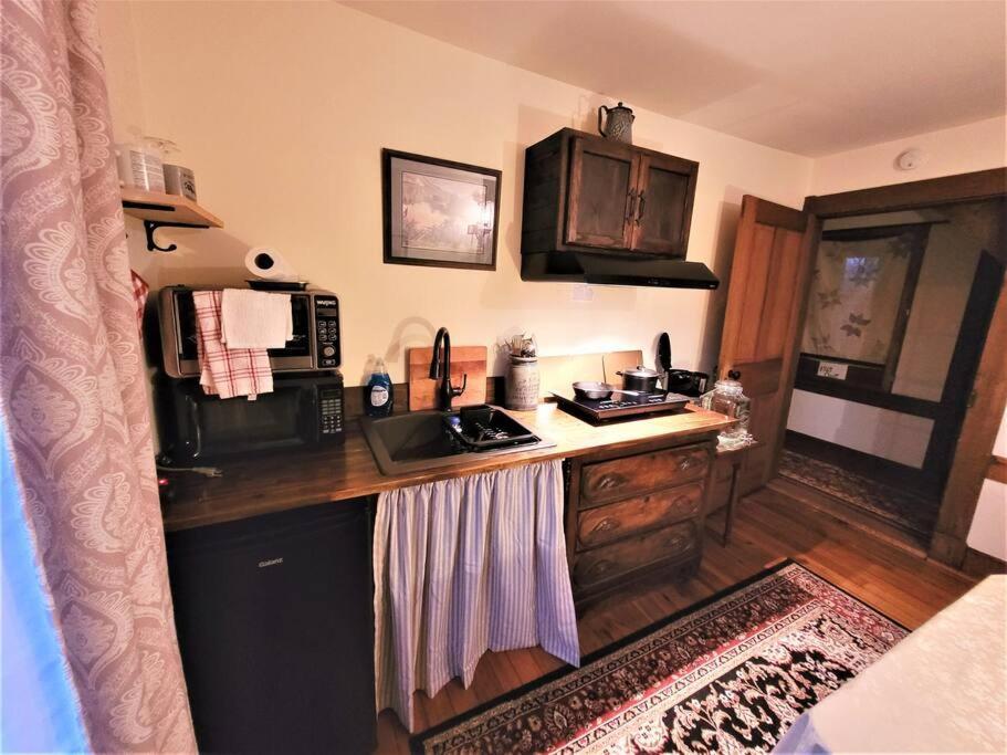 Upstairs Historic 1 Bedroom 1 Bath Suite With Mini-Kitchen, Porch & River Views Elkins Extérieur photo