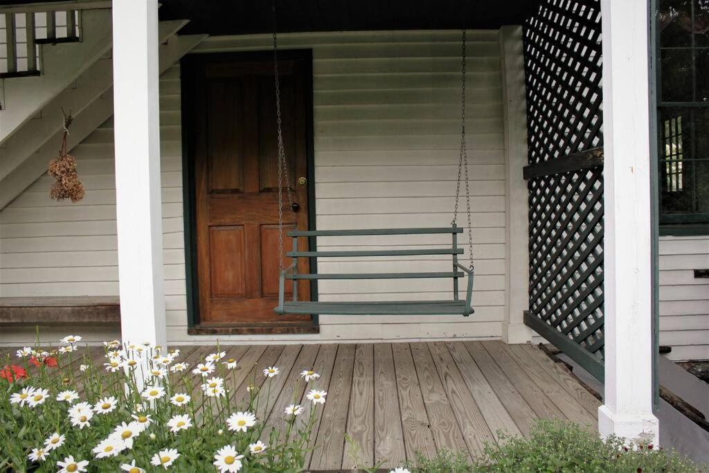 Upstairs Historic 1 Bedroom 1 Bath Suite With Mini-Kitchen, Porch & River Views Elkins Extérieur photo