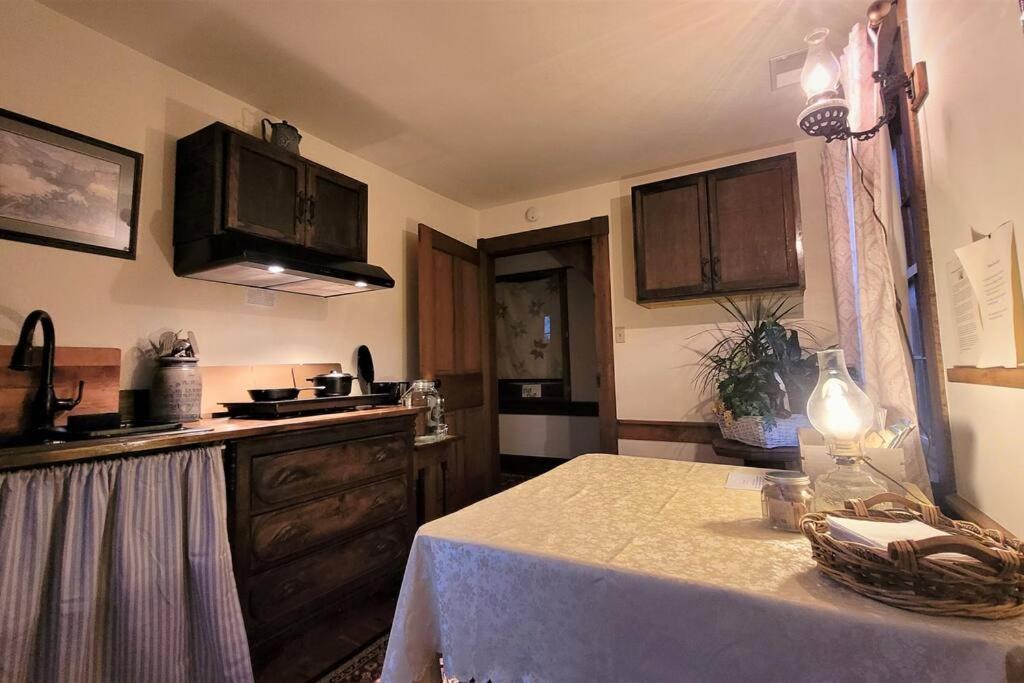 Upstairs Historic 1 Bedroom 1 Bath Suite With Mini-Kitchen, Porch & River Views Elkins Extérieur photo