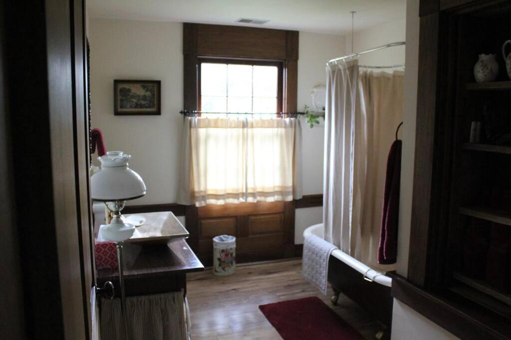 Upstairs Historic 1 Bedroom 1 Bath Suite With Mini-Kitchen, Porch & River Views Elkins Extérieur photo