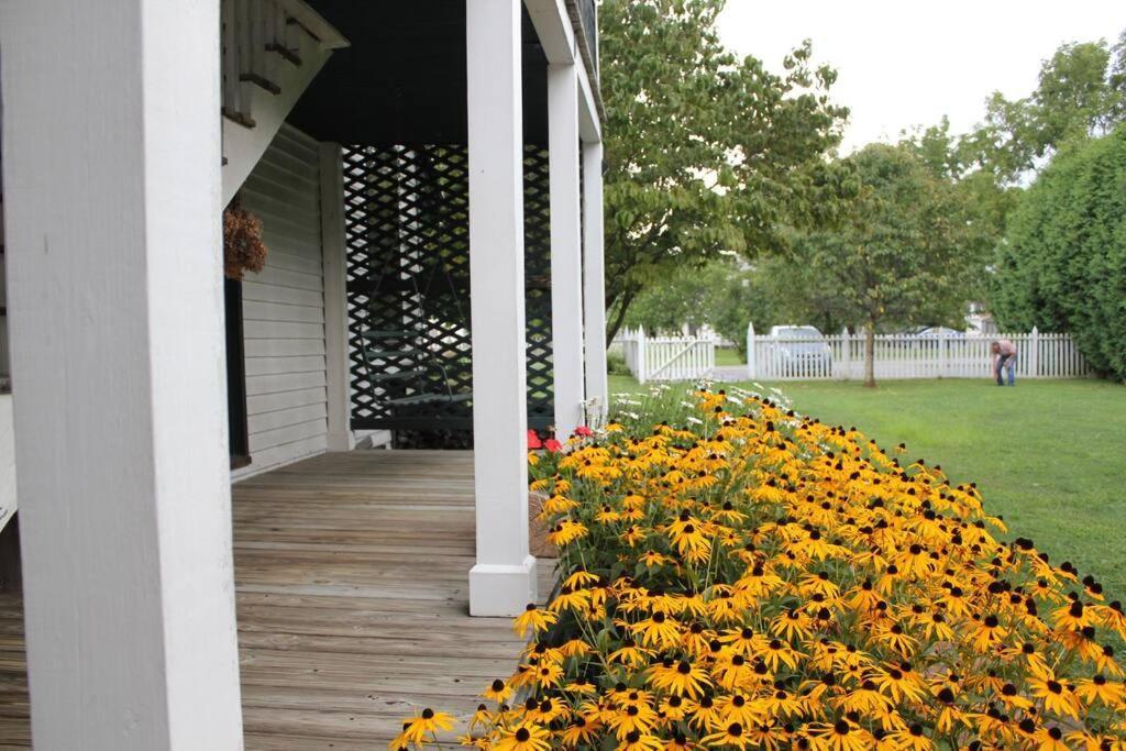 Upstairs Historic 1 Bedroom 1 Bath Suite With Mini-Kitchen, Porch & River Views Elkins Extérieur photo