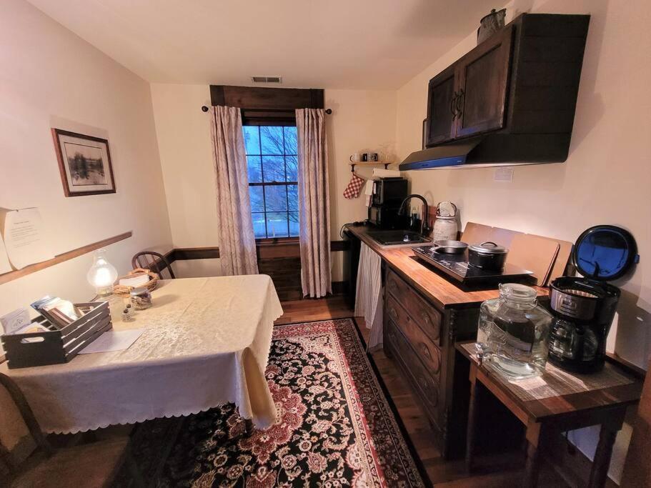 Upstairs Historic 1 Bedroom 1 Bath Suite With Mini-Kitchen, Porch & River Views Elkins Extérieur photo