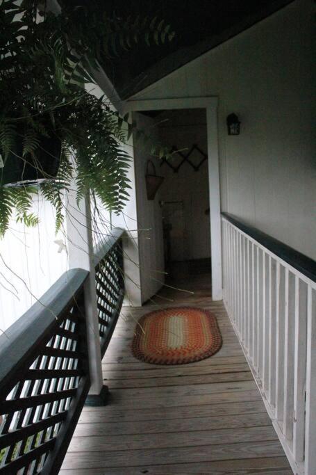 Upstairs Historic 1 Bedroom 1 Bath Suite With Mini-Kitchen, Porch & River Views Elkins Extérieur photo