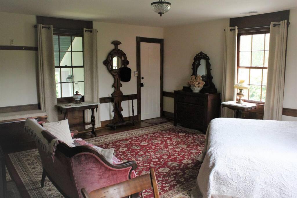 Upstairs Historic 1 Bedroom 1 Bath Suite With Mini-Kitchen, Porch & River Views Elkins Extérieur photo