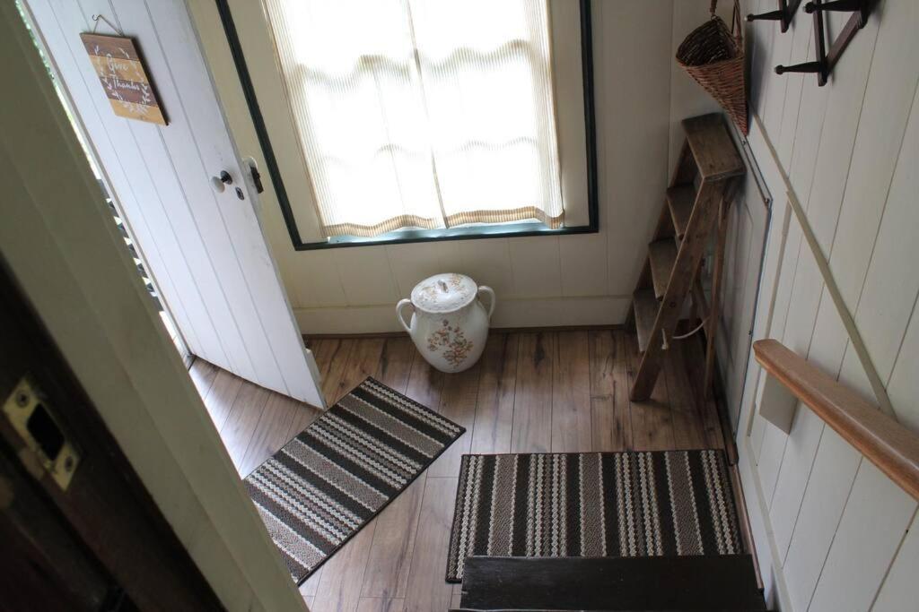 Upstairs Historic 1 Bedroom 1 Bath Suite With Mini-Kitchen, Porch & River Views Elkins Extérieur photo