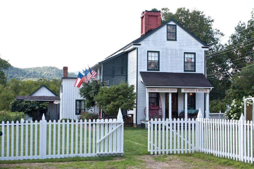 Upstairs Historic 1 Bedroom 1 Bath Suite With Mini-Kitchen, Porch & River Views Elkins Extérieur photo