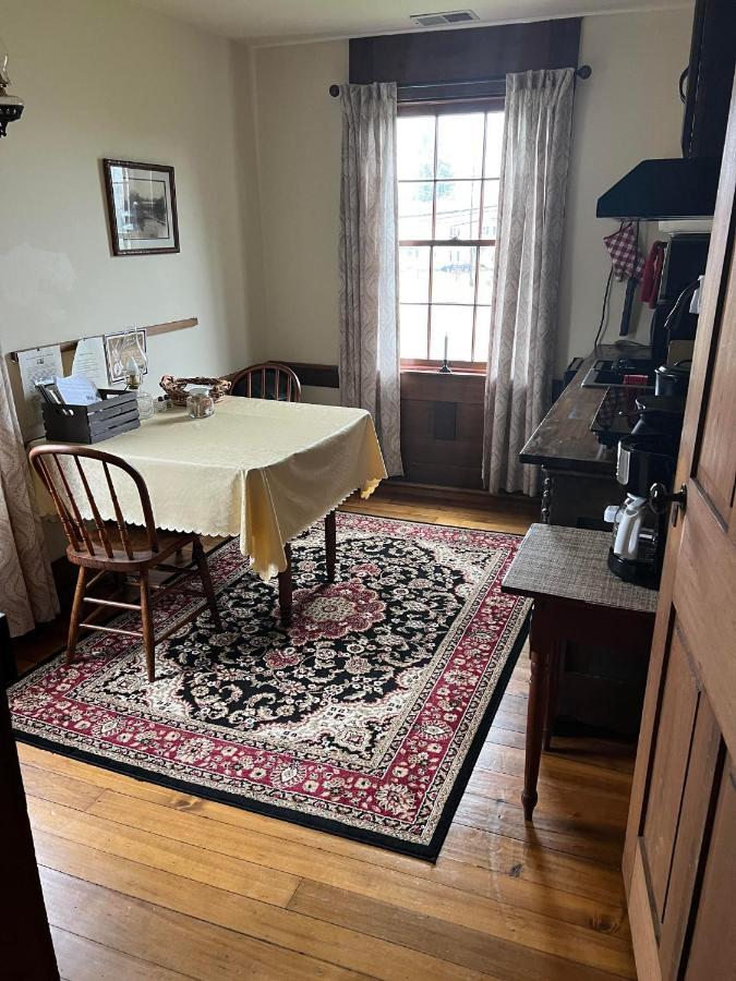 Upstairs Historic 1 Bedroom 1 Bath Suite With Mini-Kitchen, Porch & River Views Elkins Extérieur photo