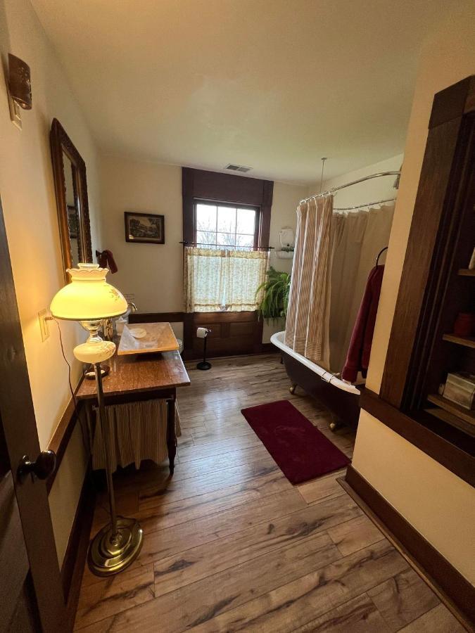 Upstairs Historic 1 Bedroom 1 Bath Suite With Mini-Kitchen, Porch & River Views Elkins Extérieur photo