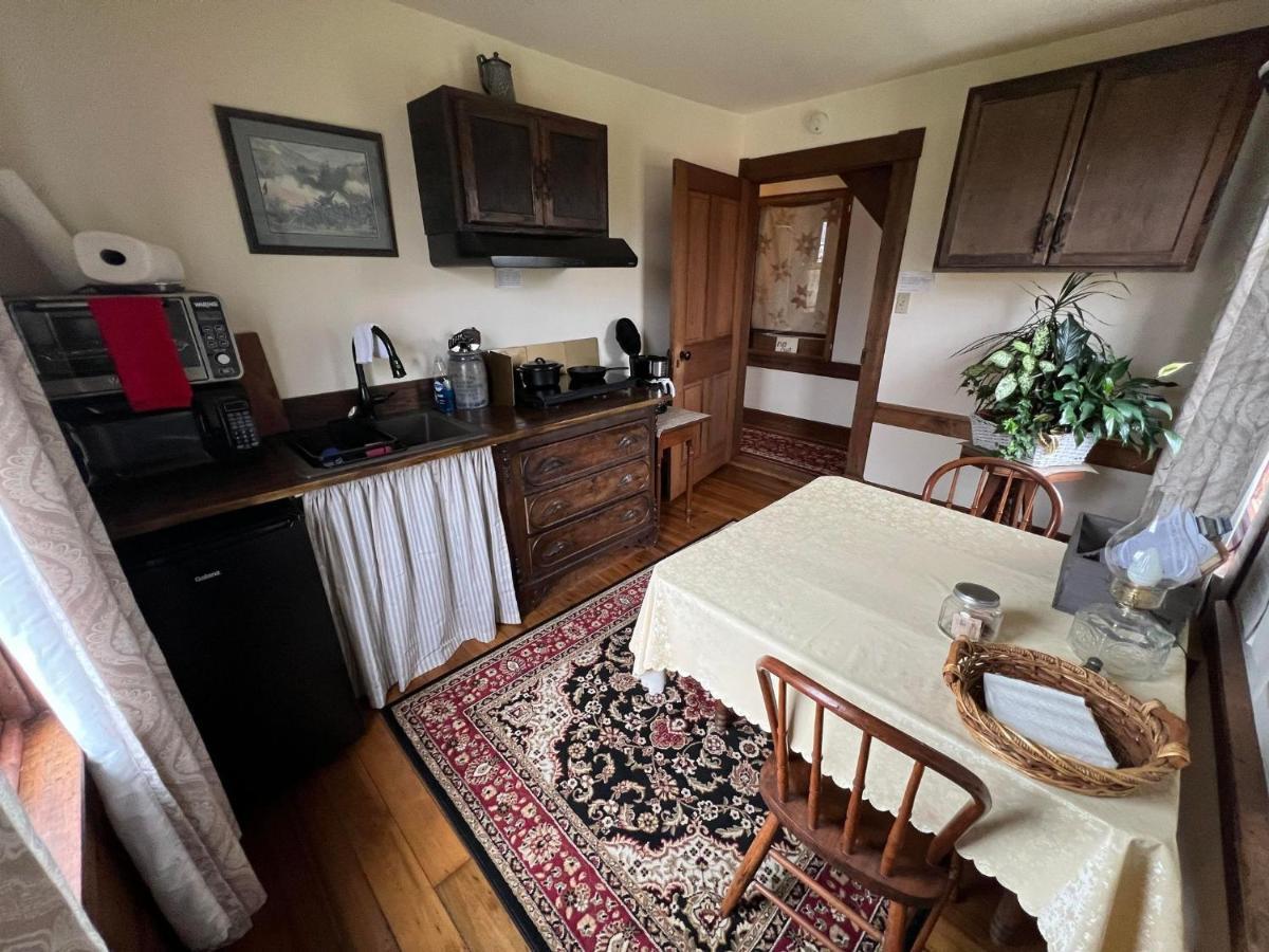 Upstairs Historic 1 Bedroom 1 Bath Suite With Mini-Kitchen, Porch & River Views Elkins Extérieur photo