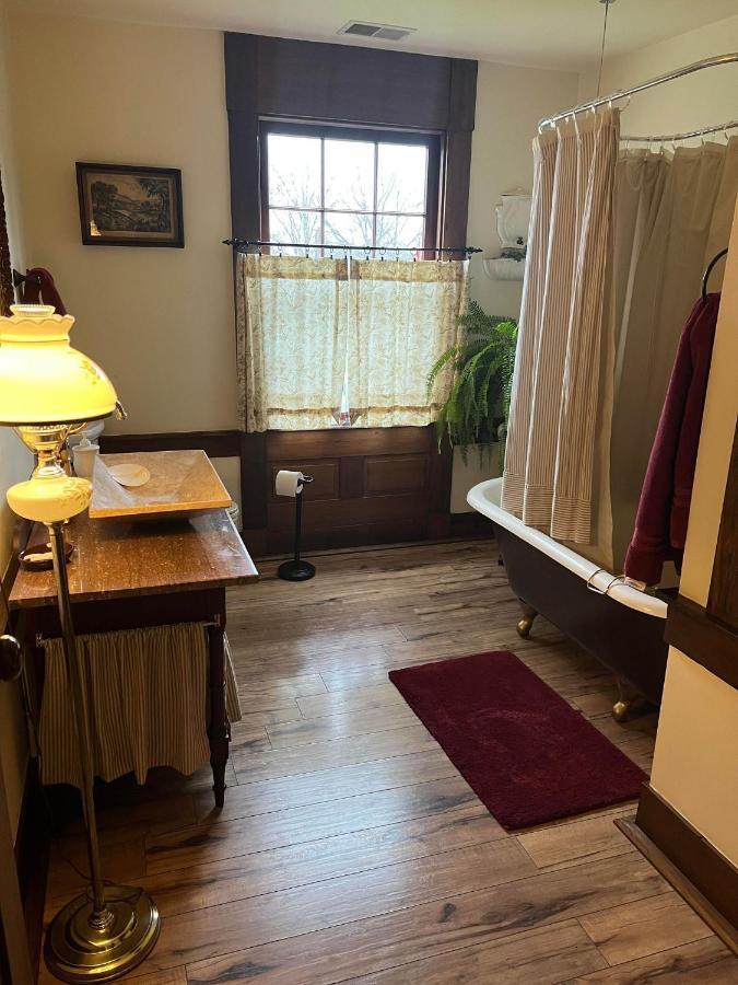 Upstairs Historic 1 Bedroom 1 Bath Suite With Mini-Kitchen, Porch & River Views Elkins Extérieur photo