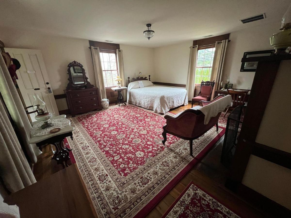 Upstairs Historic 1 Bedroom 1 Bath Suite With Mini-Kitchen, Porch & River Views Elkins Extérieur photo